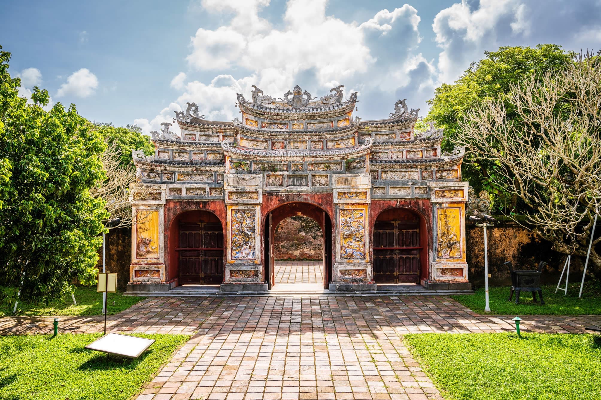順化古城的彩繪城門與庭園步道