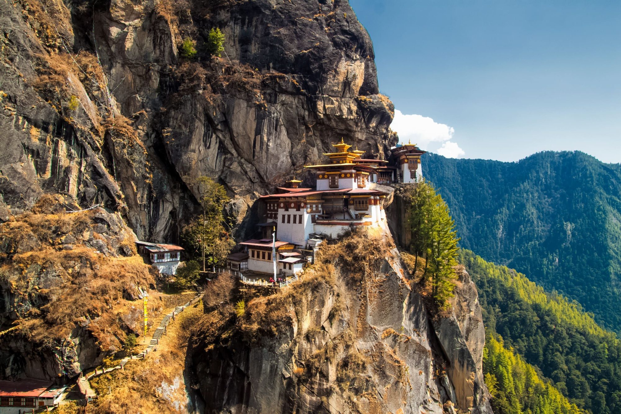 帕羅虎穴寺坐落於陡峭山壁上