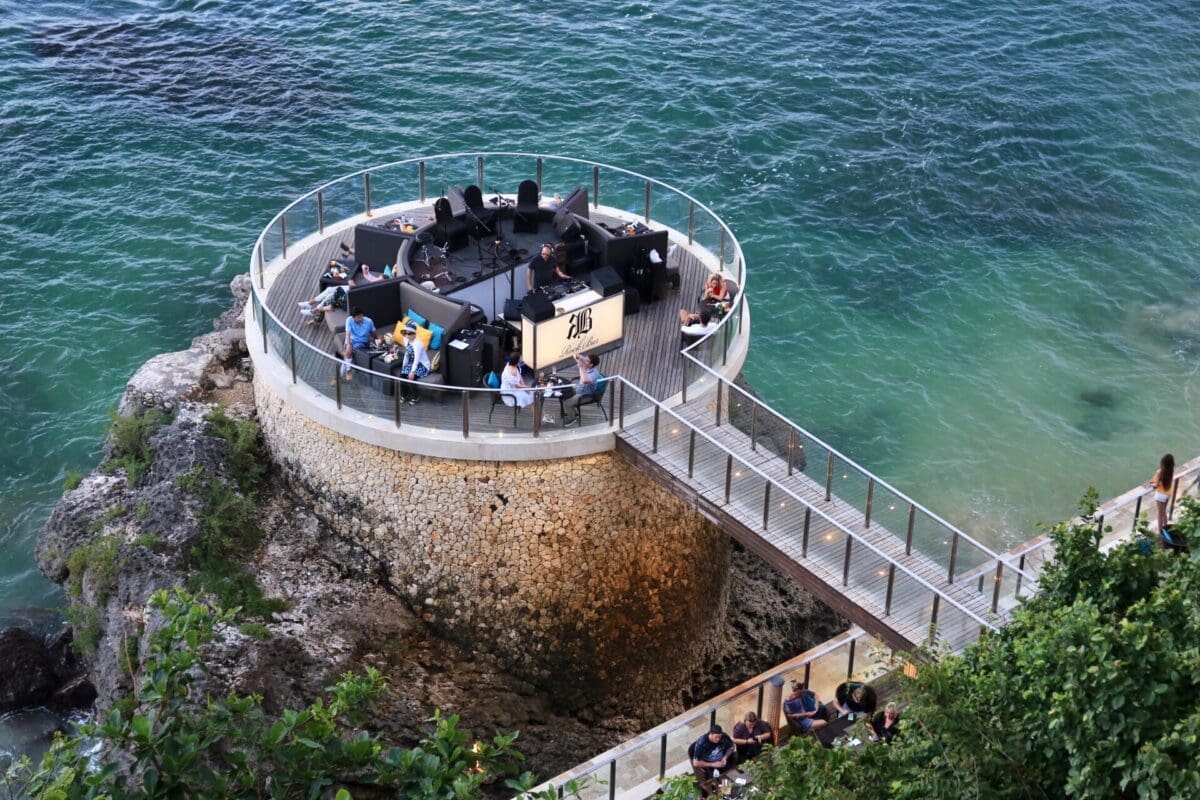 巴里島最熱門的網美夕陽酒吧 - AYANA Rock Bar 岩石酒吧