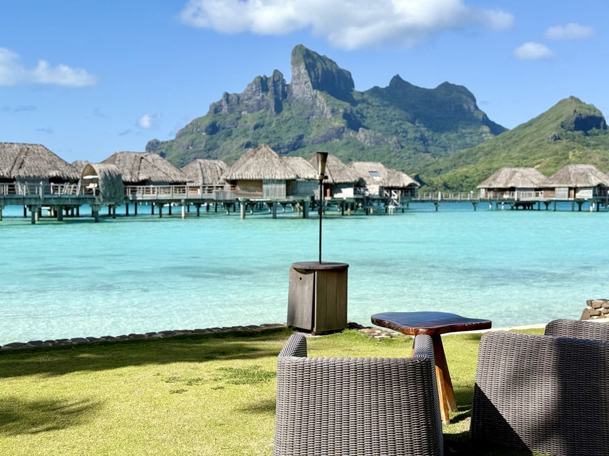 波拉波拉四季水上屋與山景