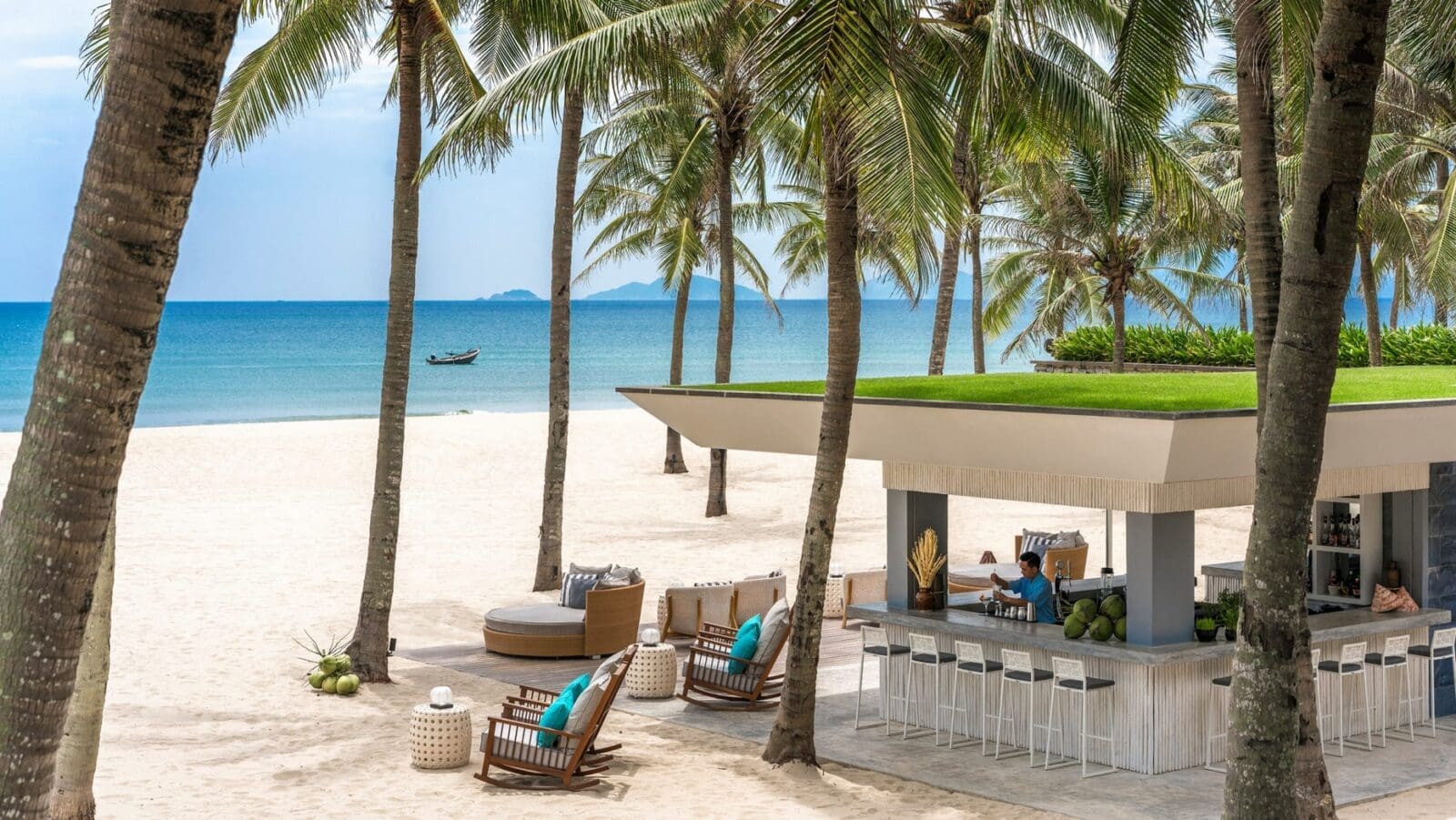 The Nam Hai 海灘酒吧與休憩區