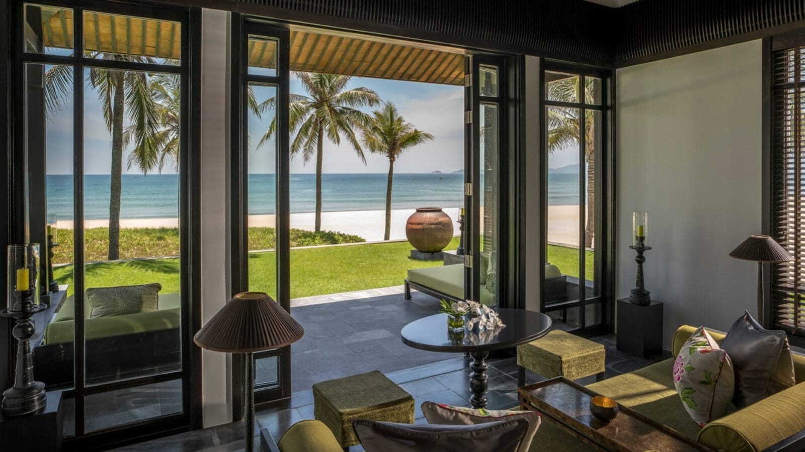 The Nam Hai 海濱一房 Villa 起居空間與海景