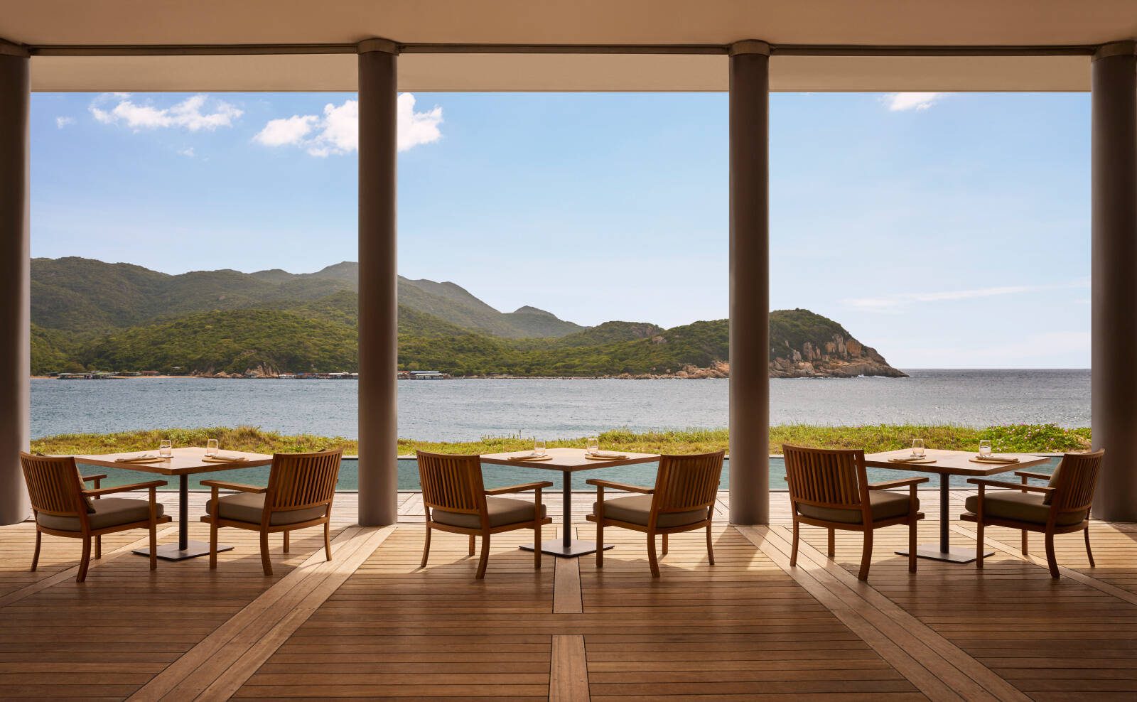 Amanoi The Beach Club 木質露台面向永希灣海岸與山巒