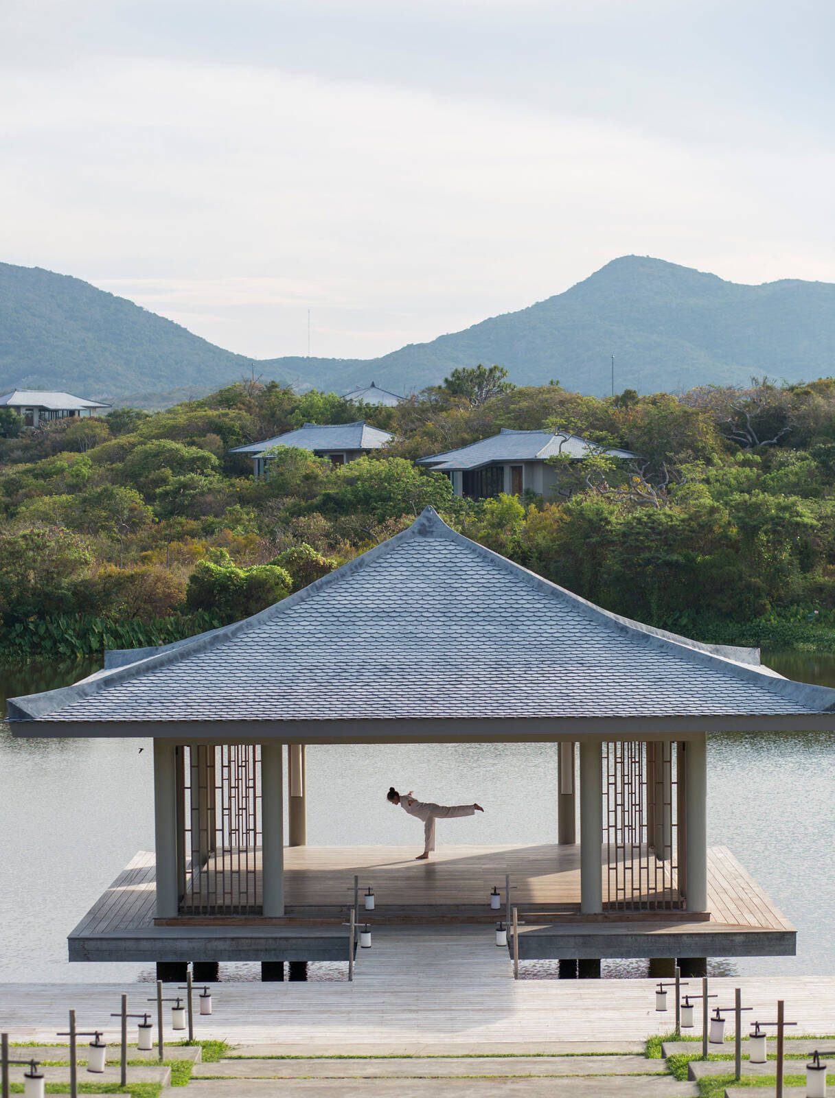 Amanoi 湖畔 Aman Spa 亭閣面向蓮湖與山林
