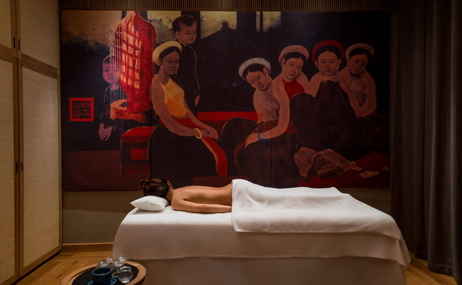 Amanoi Spa 療程室內的按摩床與木質空間