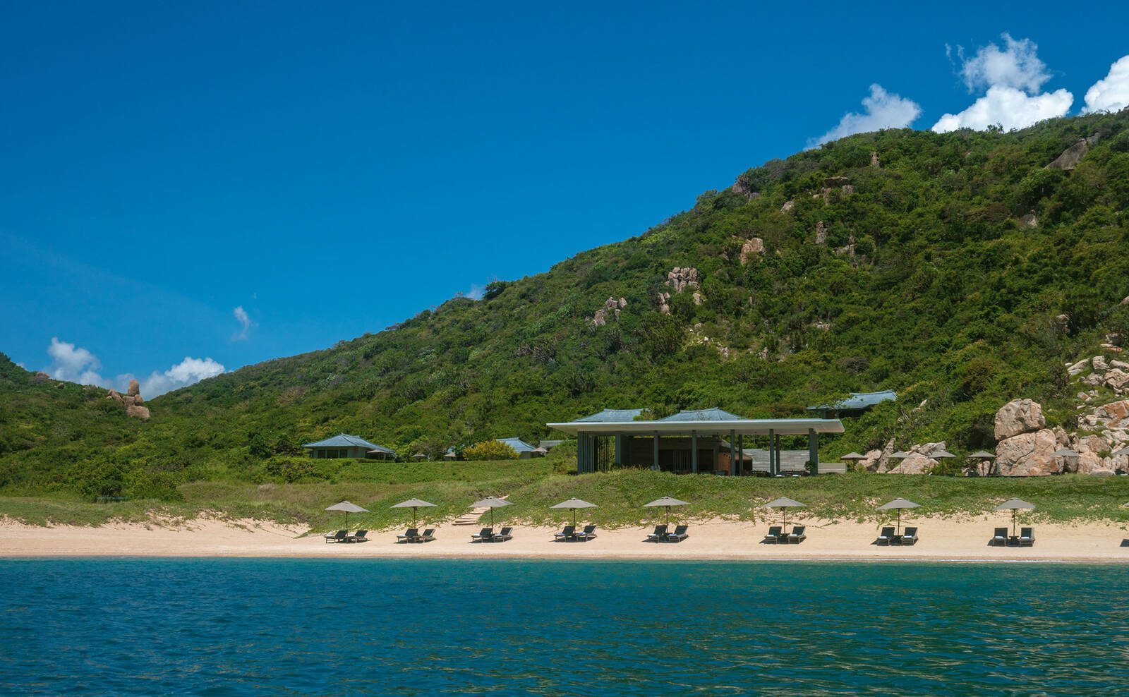 Amanoi 私人海灘沿著翠綠山坡與湛藍海灣延伸