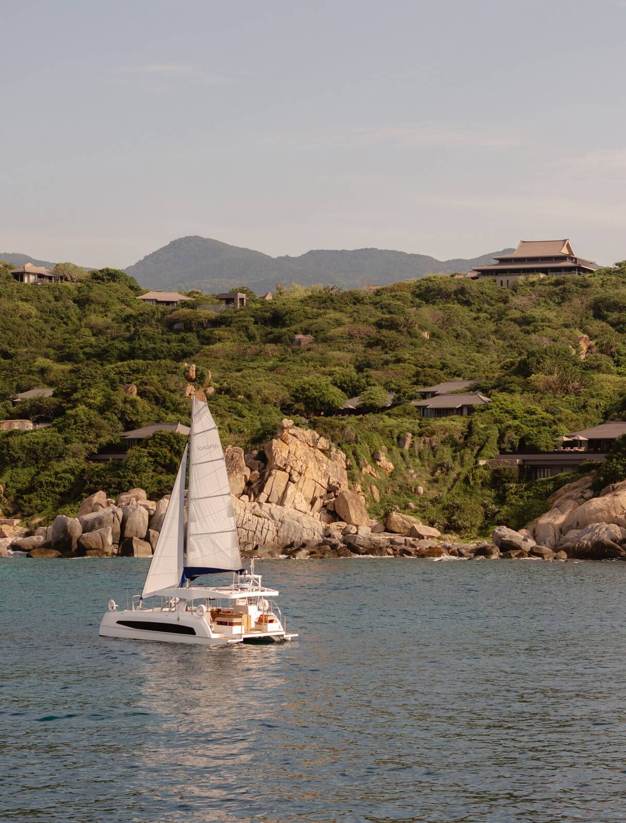 Amanoi 雙體帆船航行於永希灣山海之間