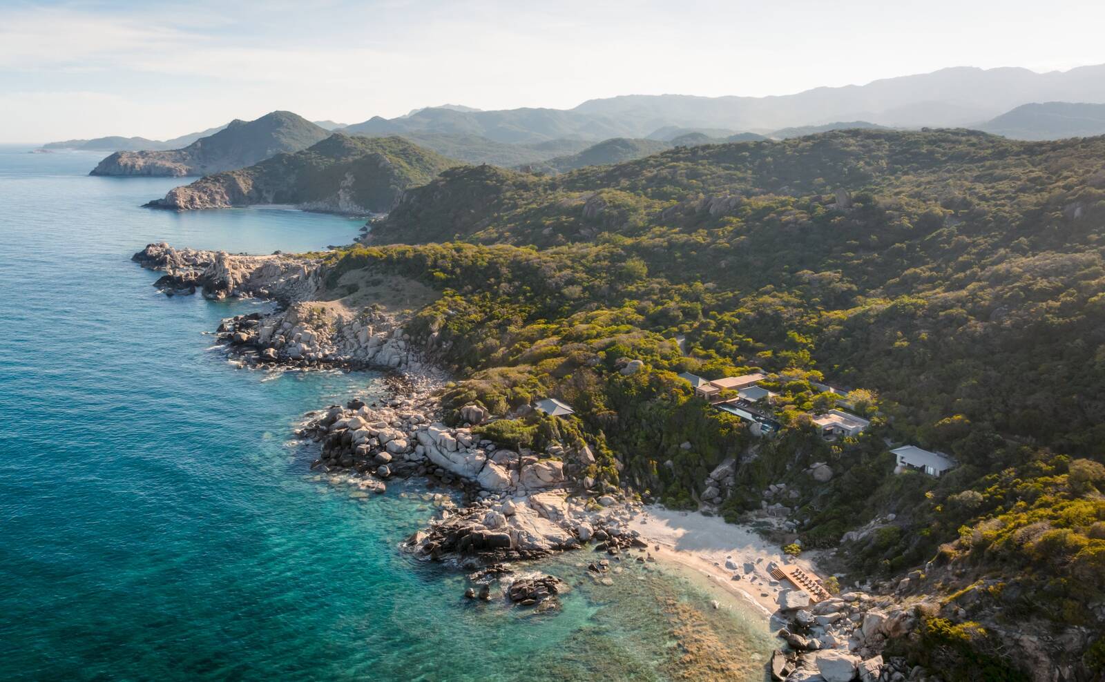 Amanoi Ocean Pool Residence 位於主山國家公園海岸上方的空拍景觀