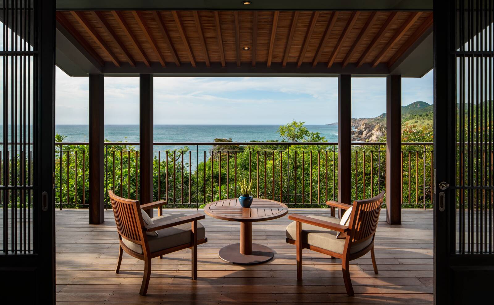 Amanoi Two-Bedroom Residence 露台座椅眺望海岸景觀