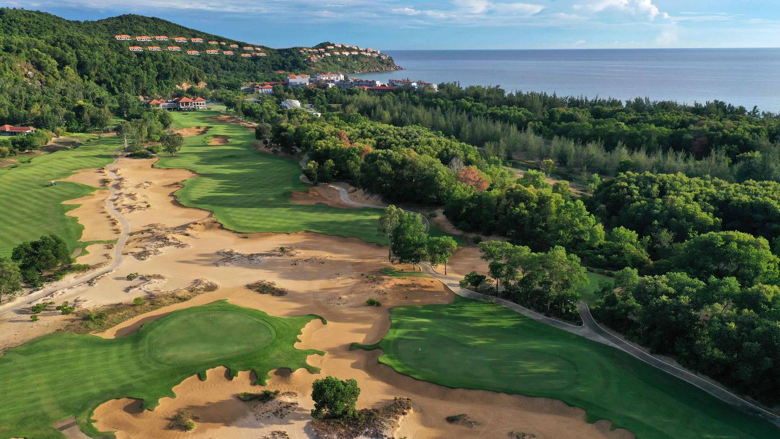 Laguna Golf Lăng Cô 球道與海岸線空拍