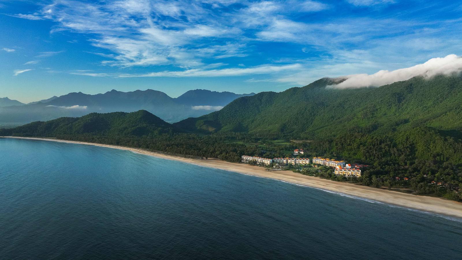Angsana Lang Co 空拍:蜿蜒泳池、客房樓與蘭珂灣三公里海灘