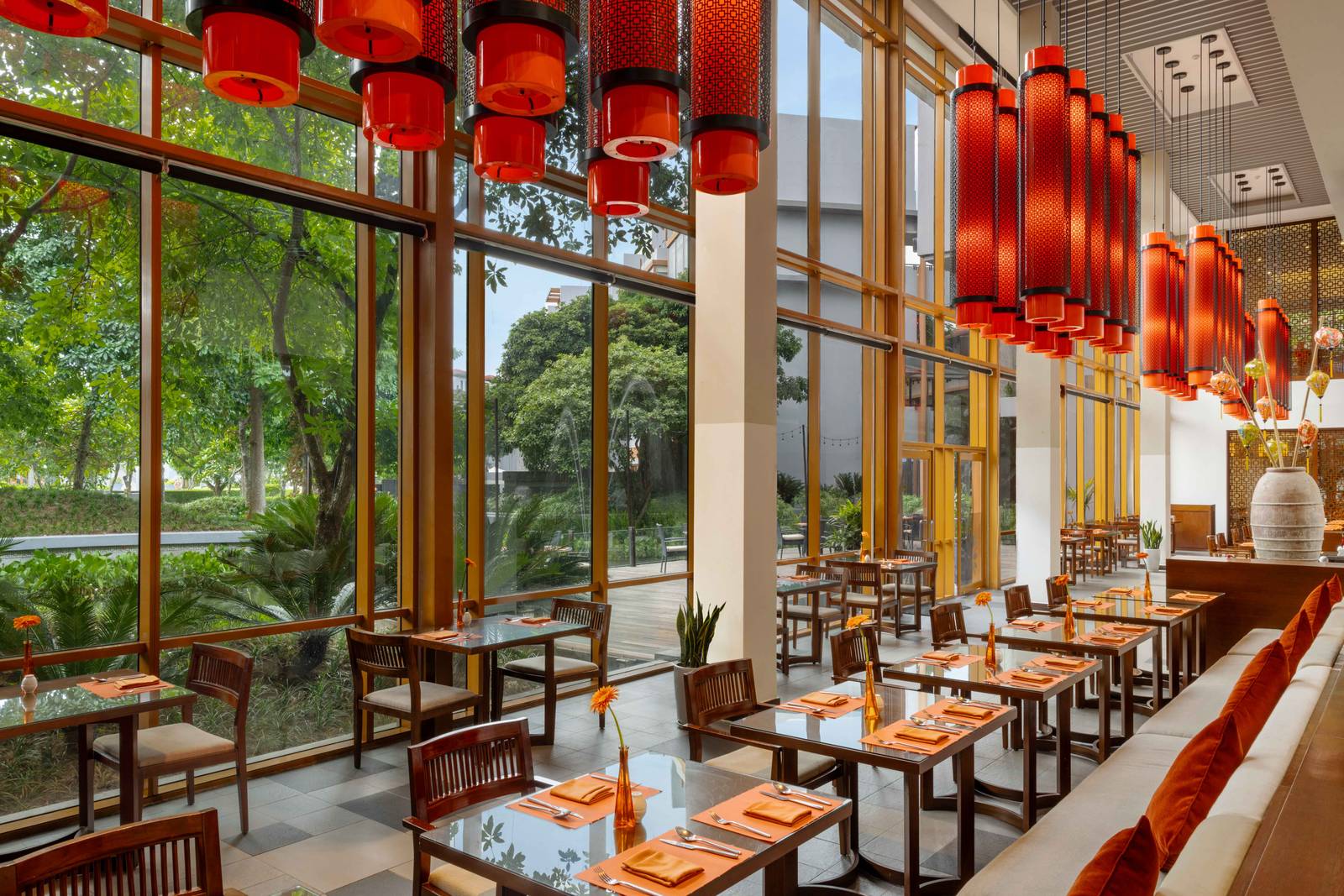 Angsana Lang Co Market Place 餐廳的自助餐檯與用餐區