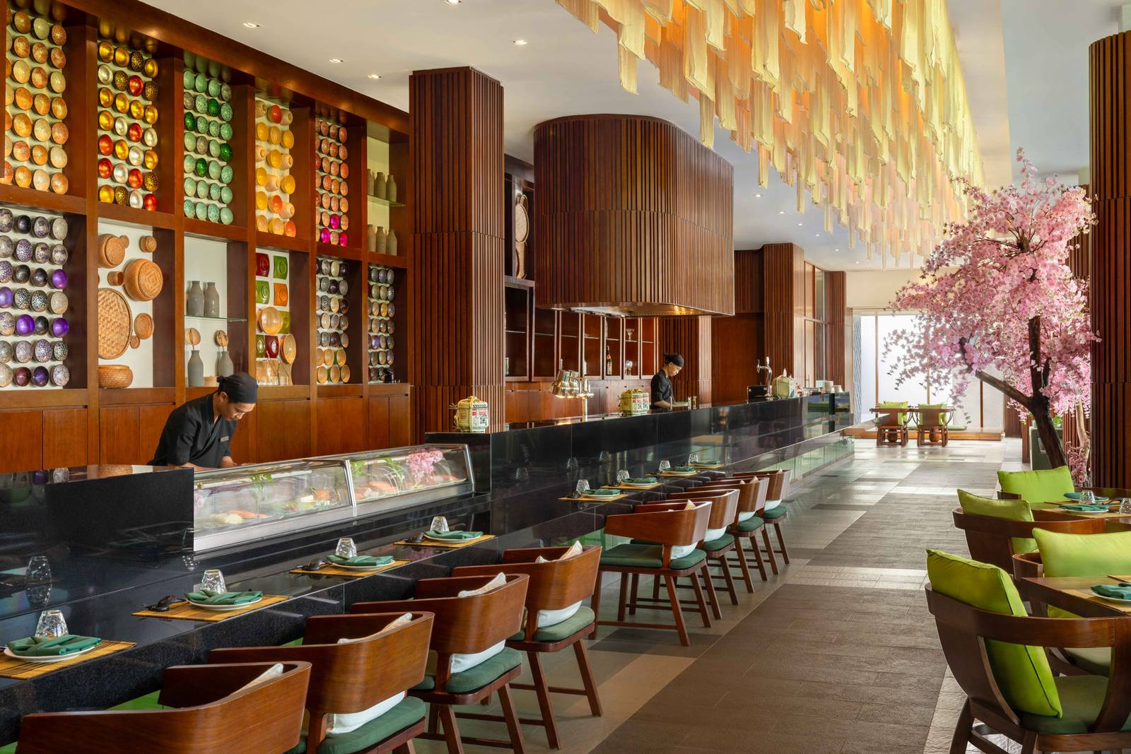 Angsana Lang Co Rice Bar 的吧台與高腳座位