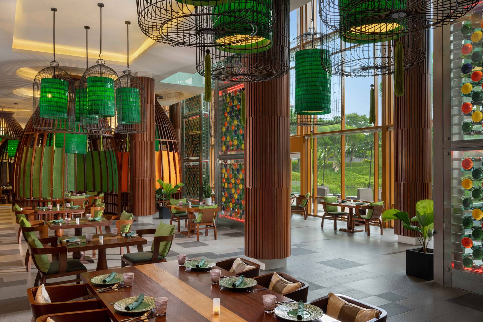 Angsana Lang Co Rice Bowl 餐廳的綠色燈飾與用餐區