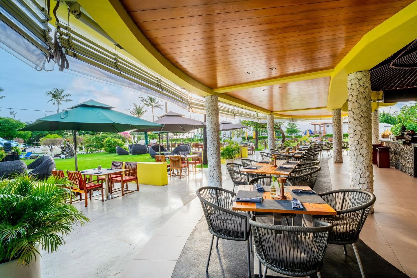 峇里島 Holiday Inn Baruna ENVY 餐廳白石柱 Patio 與草坪座位