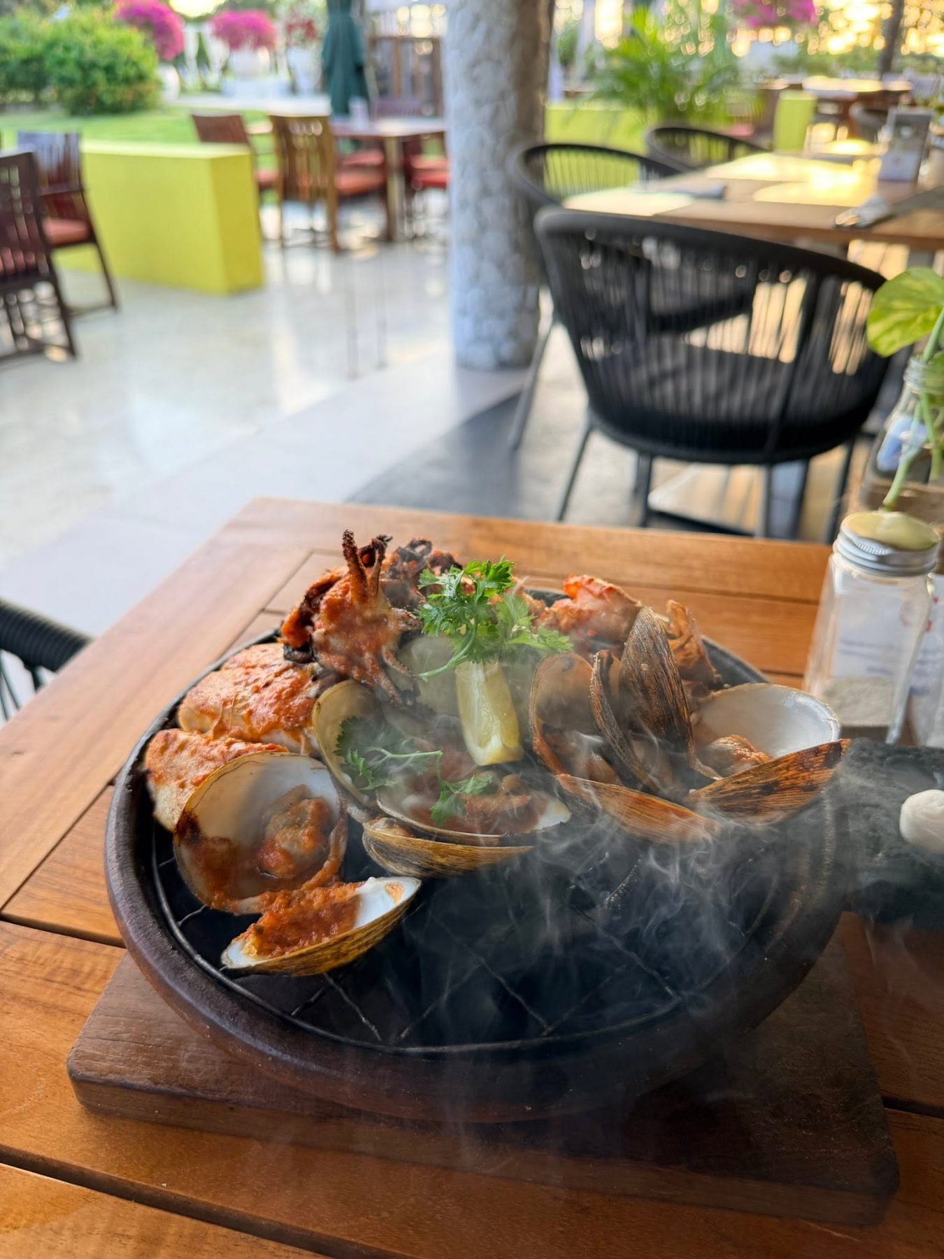 峇里島 Holiday Inn Baruna ENVY 冒煙熱石海鮮拼盤與蛤蜊
