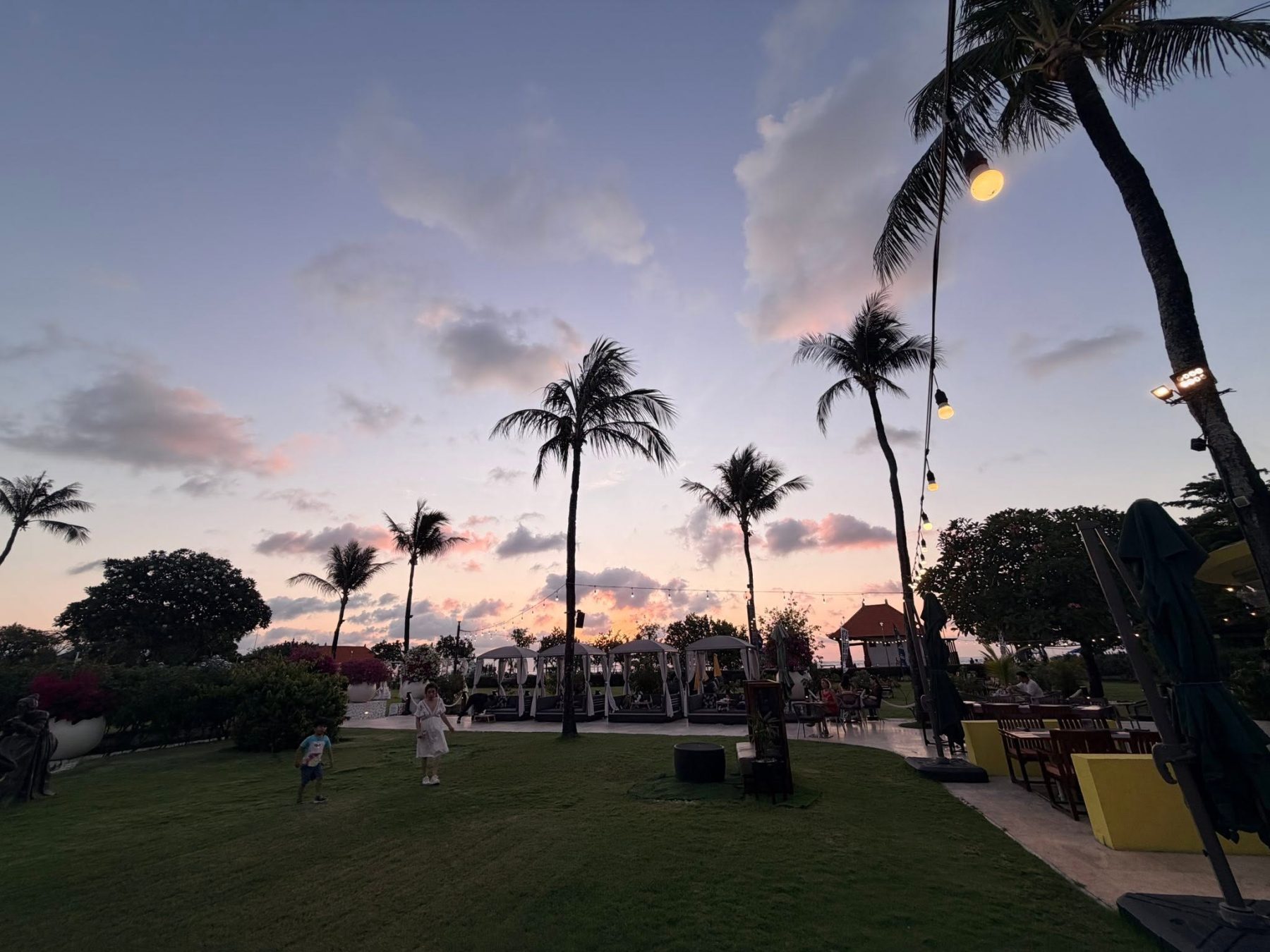 峇里島 Holiday Inn Baruna ENVY 夕陽草坪、串燈與白色 Cabanas