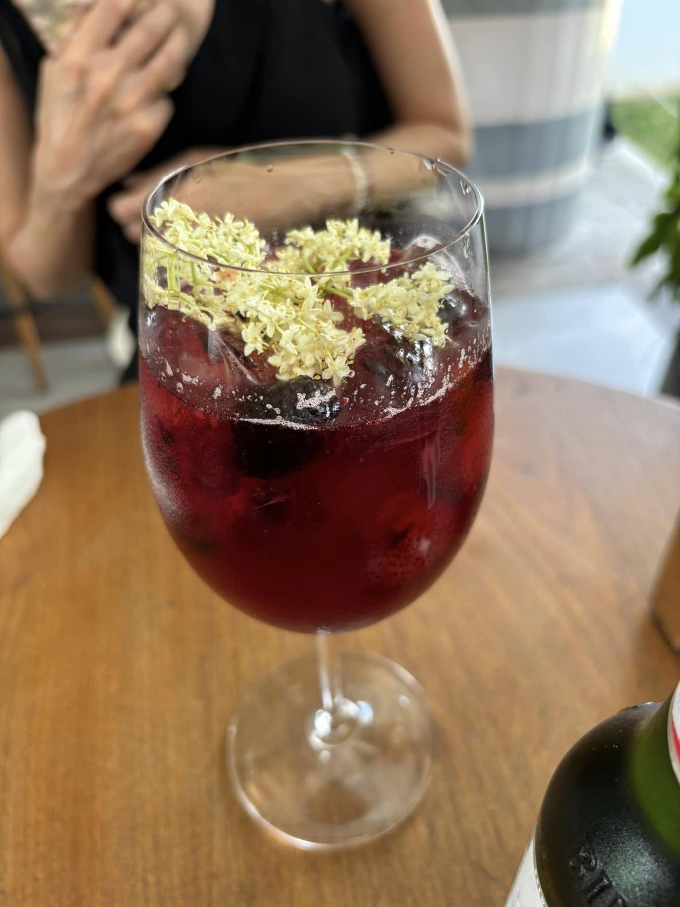 峇里島長谷 Milk & Madu Beach Road 莓果冰飲與白色小花裝飾