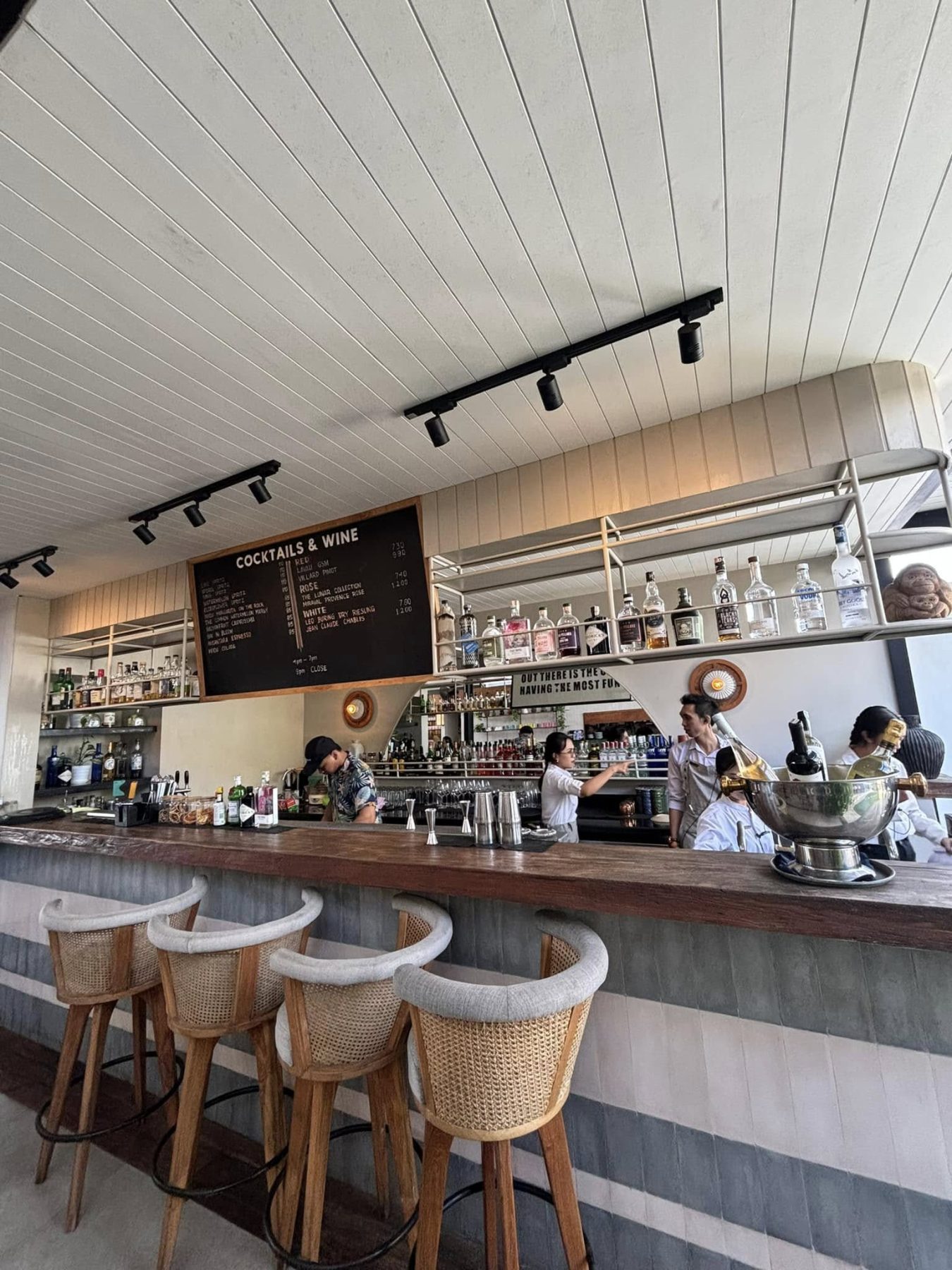 峇里島長谷 Milk & Madu Beach Road Cocktails & Wine 吧檯與藤編吧椅