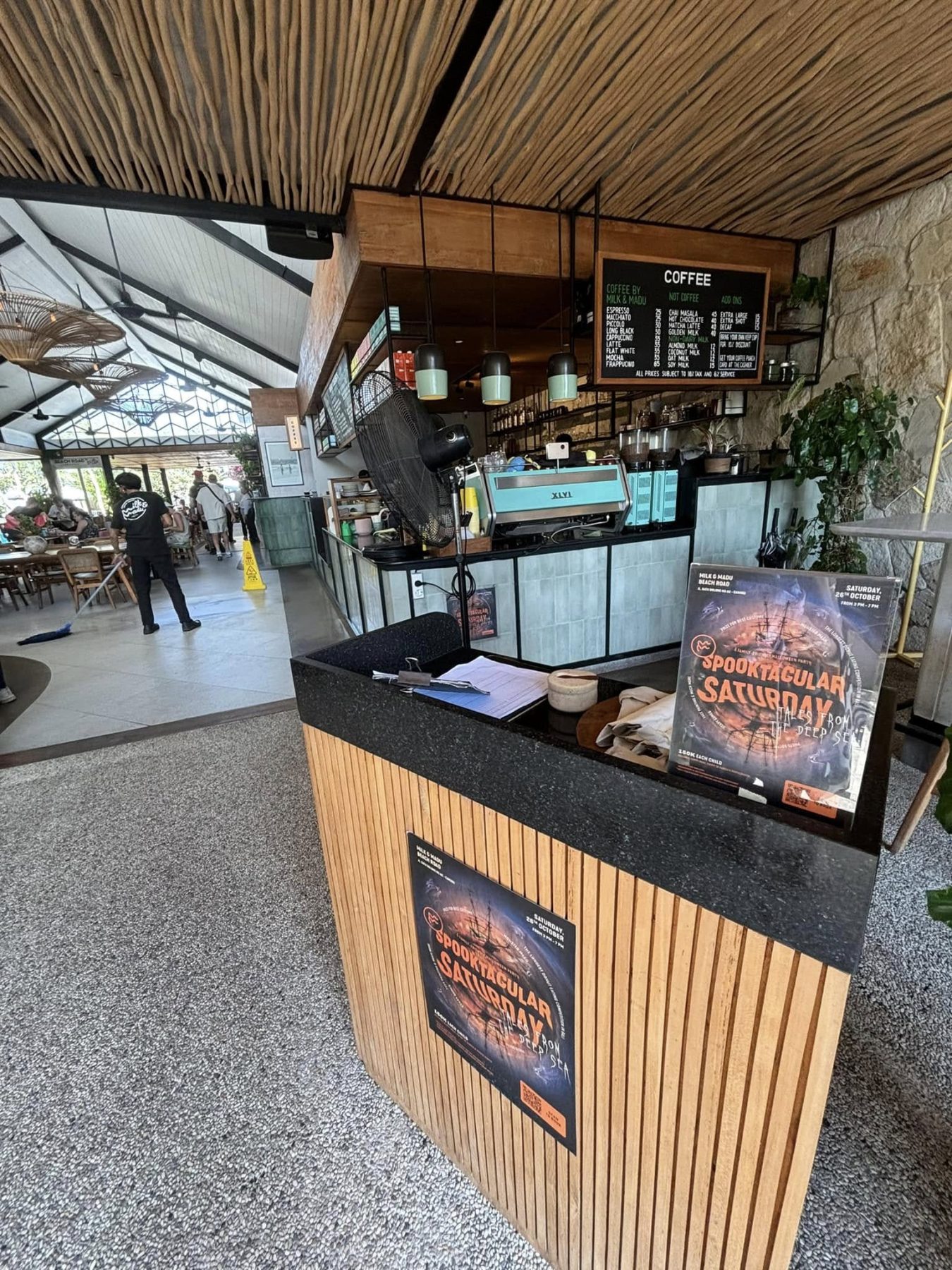 峇里島長谷 Milk & Madu Beach Road 咖啡吧檯與菜單看板