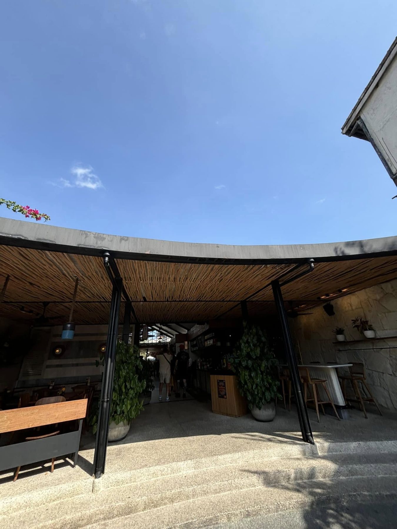 峇里島長谷 Milk & Madu Beach Road 竹編天花板入口與石牆