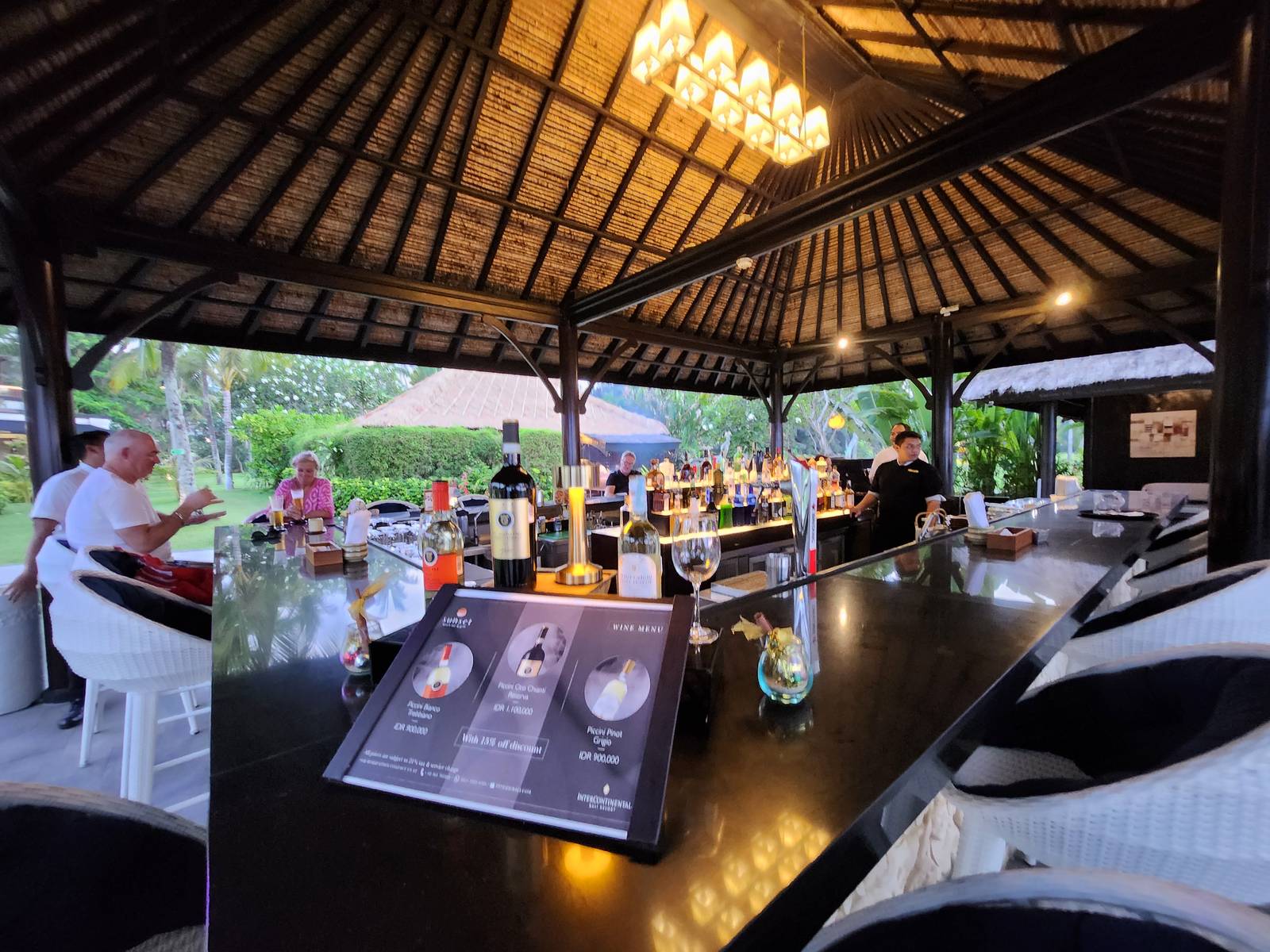 巴里島洲際度假村 Sunset Beach Bar 木造開放式吧台