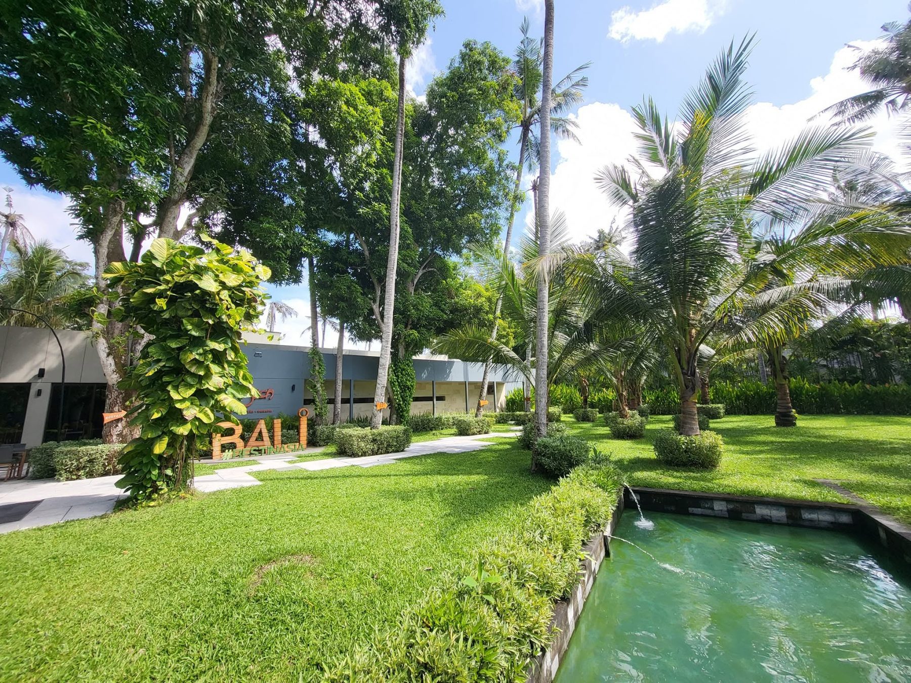 峇里島金巴蘭 Cuca 花園橙色 BALI 立體字、噴水池與草坪
