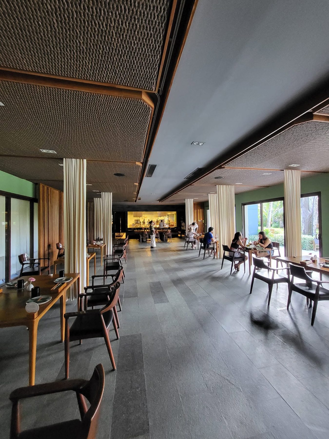 峇里島金巴蘭 Cuca 室內 Dining Room 藤編天花板與通廊座位