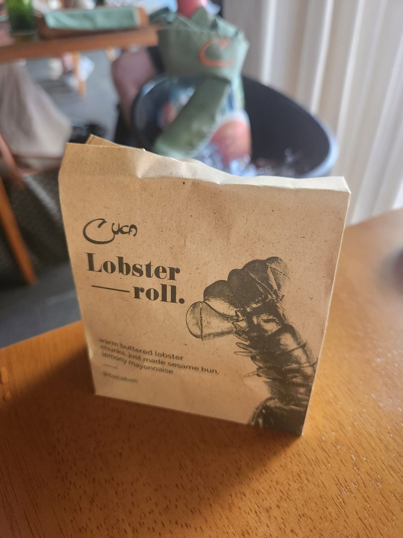 峇里島金巴蘭 Cuca Lobster roll 包裝袋：warm buttered lobster chunks