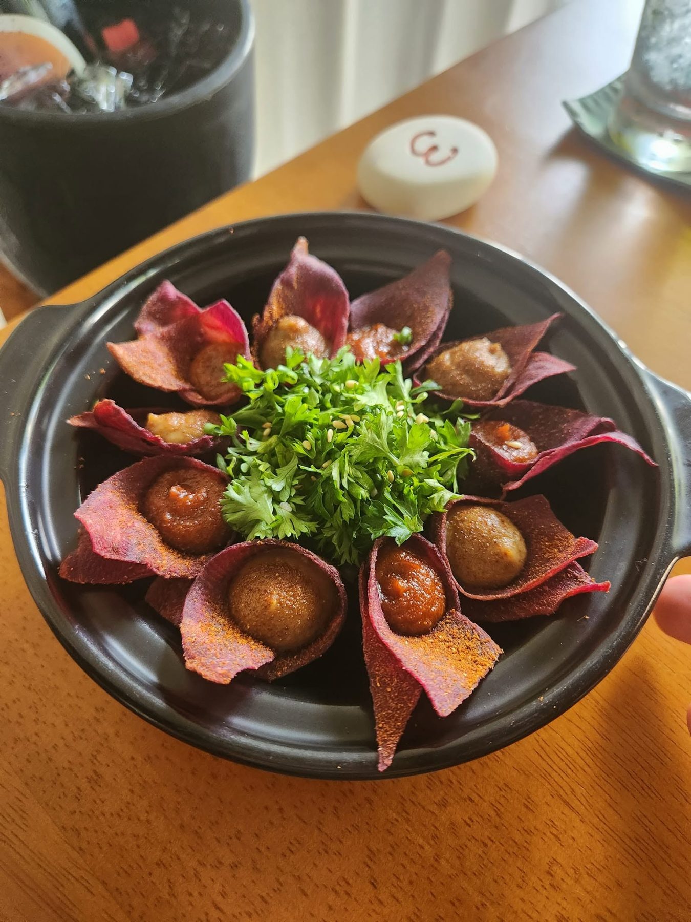 峇里島金巴蘭 Cuca 紫色脆片與醬料排成花型的 Tapas