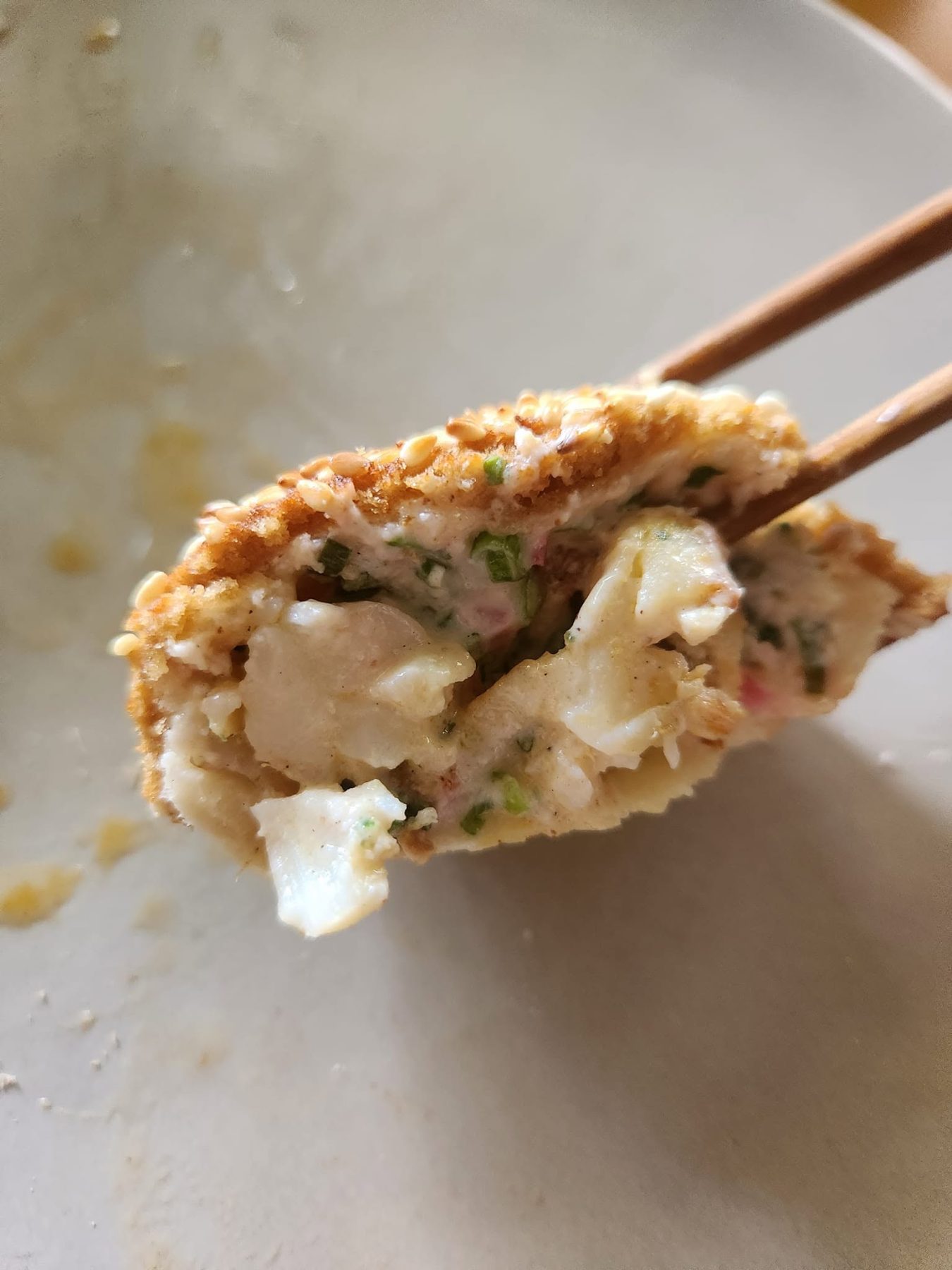 峇里島金巴蘭 Cuca 炸物剖面可見海鮮餡與芝麻外皮
