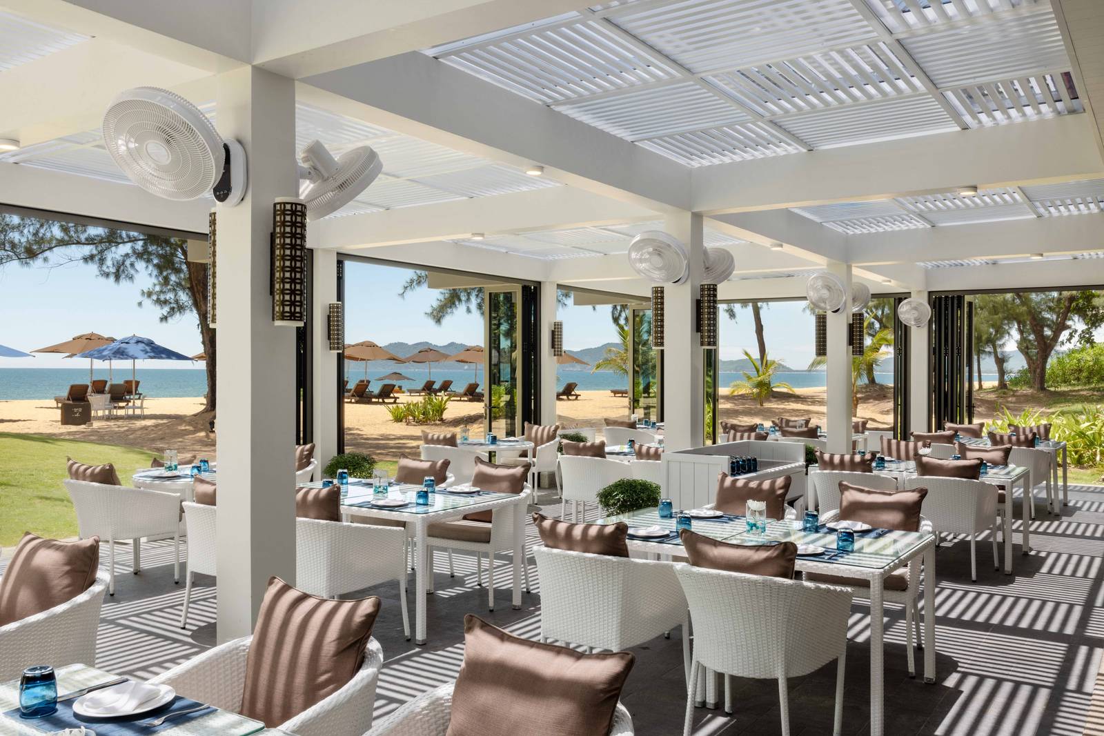 Banyan Tree Lang Co Azura 餐廳的室內用餐區與海景落地窗