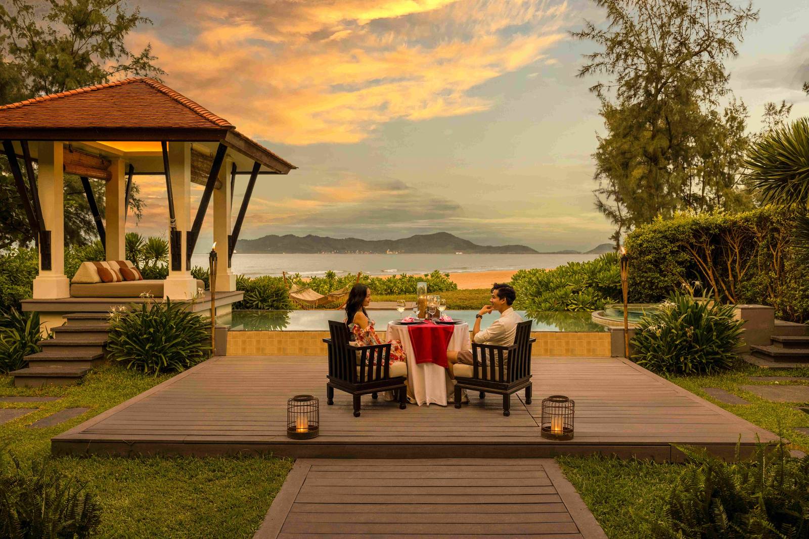 Banyan Tree Lang Co 別墅泳池畔的私人晚宴佈置與黃昏海景