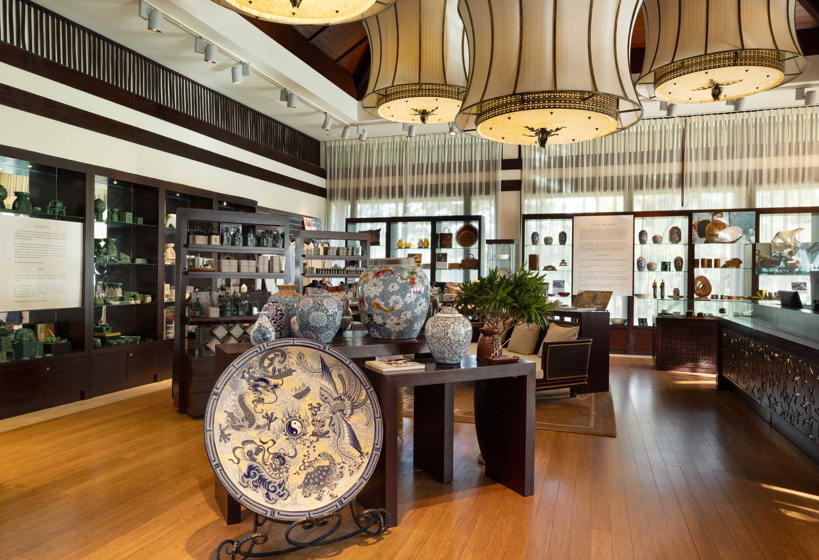 Banyan Tree Lang Co 的 Banyan Tree Gallery 選品空間與陳列