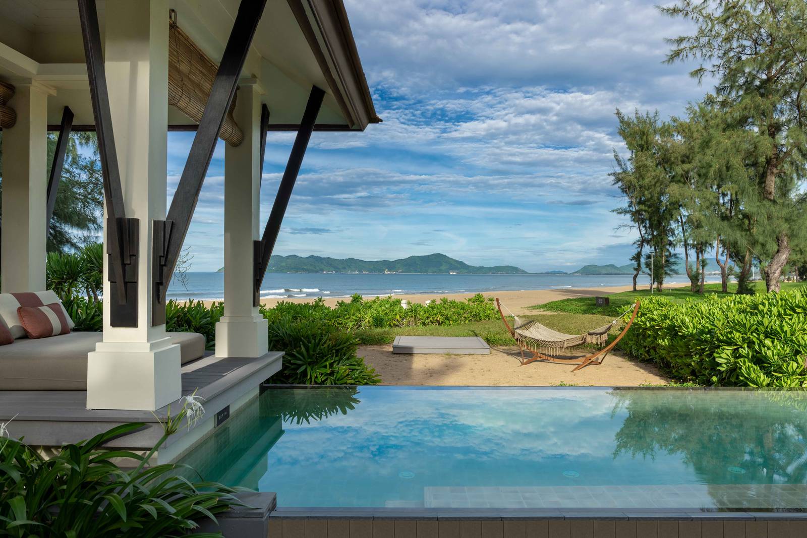 Banyan Tree Lang Co Wellbeing Pool Villa 通往沙灘的私人步道與泳池