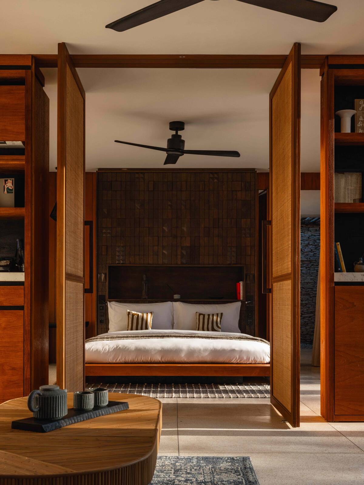Cap Karoso Beach Suite 臥室與木質設計