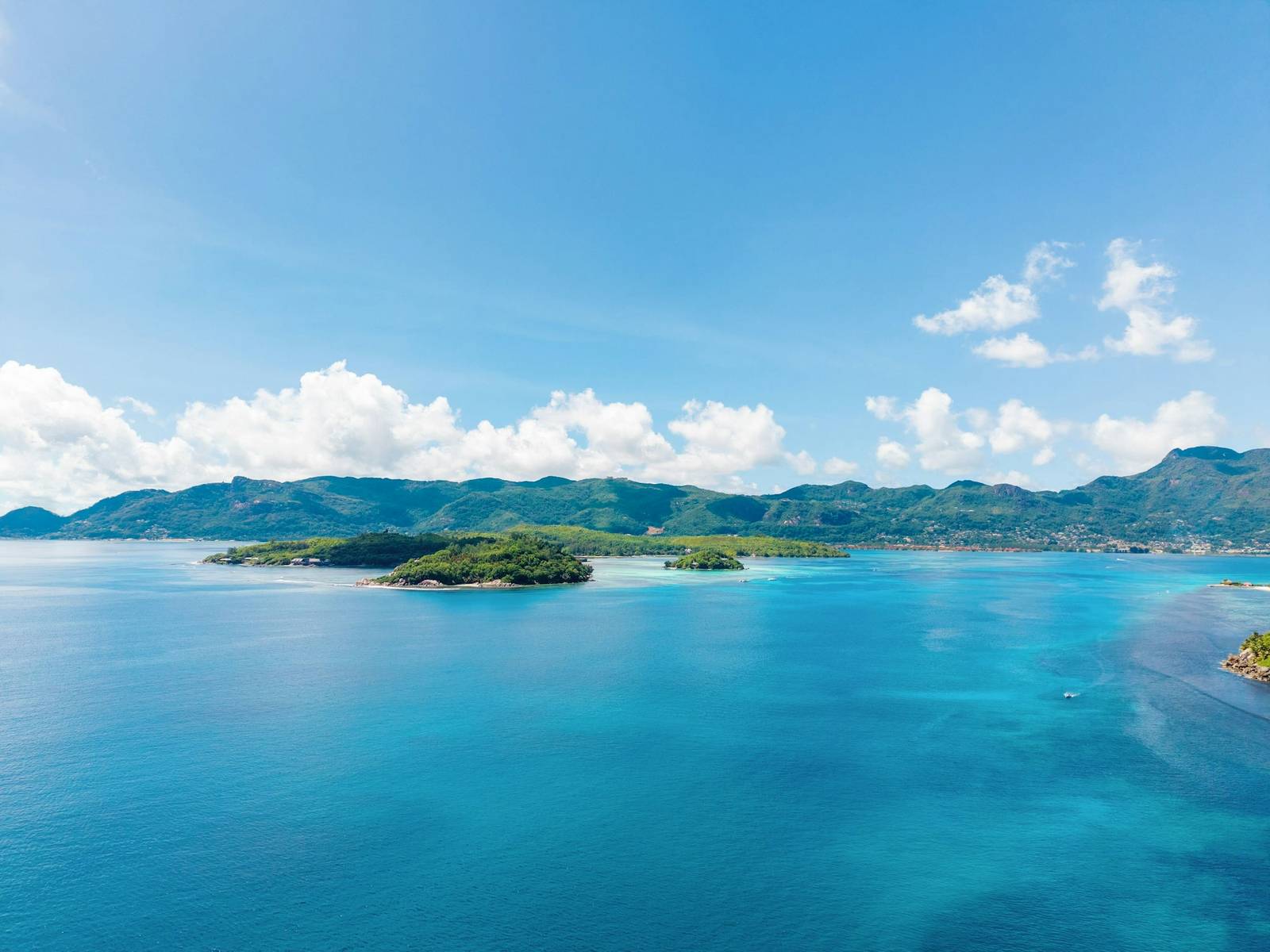 塞席爾馬埃島外海的島嶼與淺灘空拍