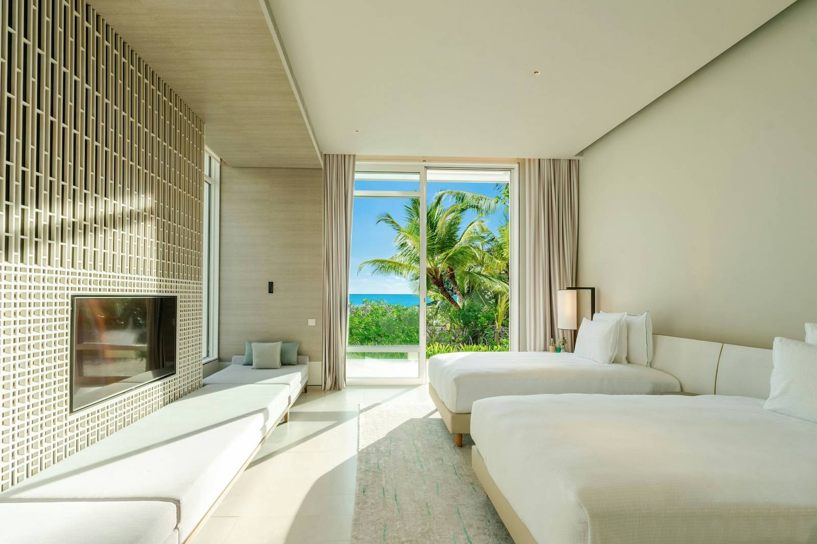 塞席爾白馬莊園兩房 Beach Villa 的臥室與海景開窗