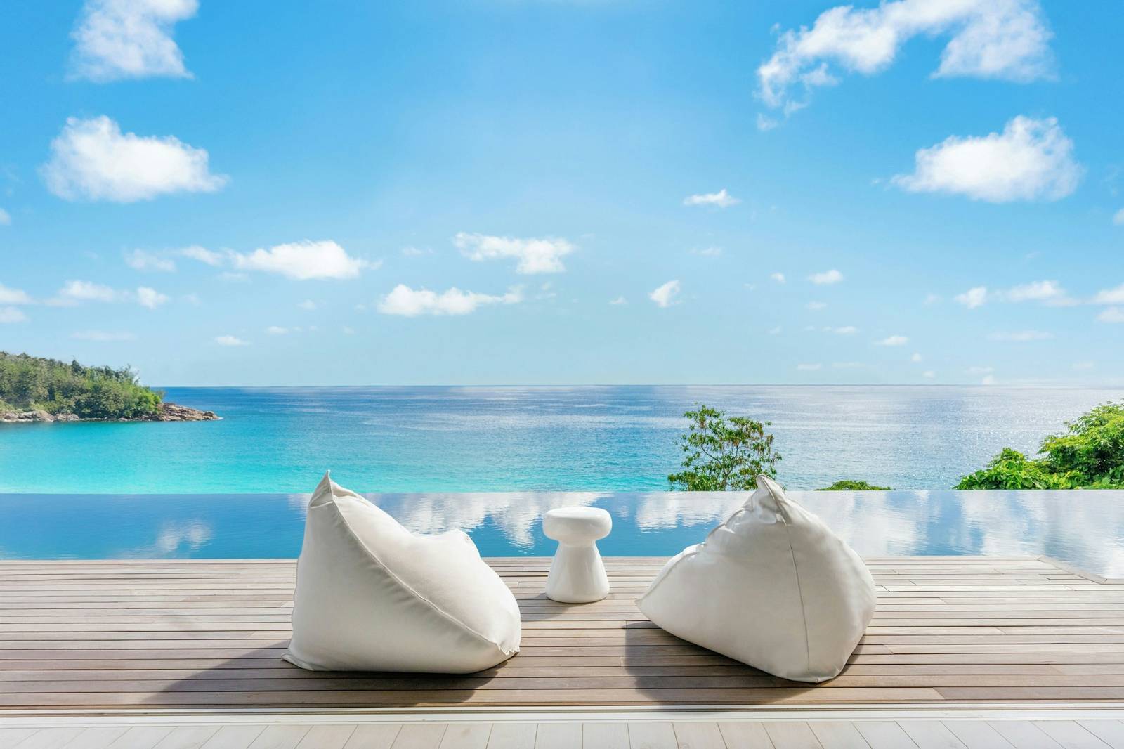 塞席爾白馬莊園 Panorama Hill Villa 露台望向 Anse Intendance 海灣