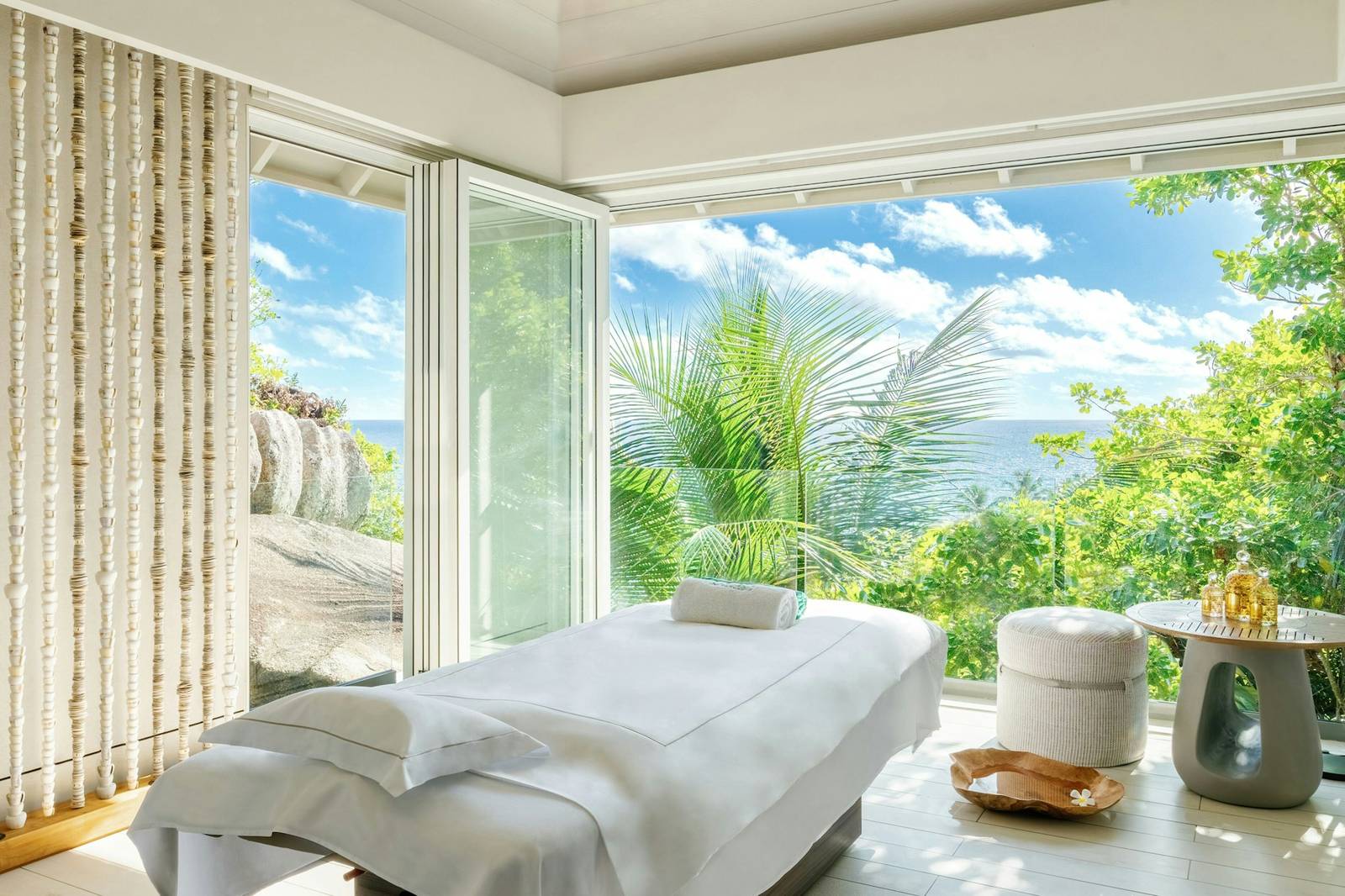 塞席爾白馬莊園 Cheval Blanc Spa 的療程室與綠意窗景
