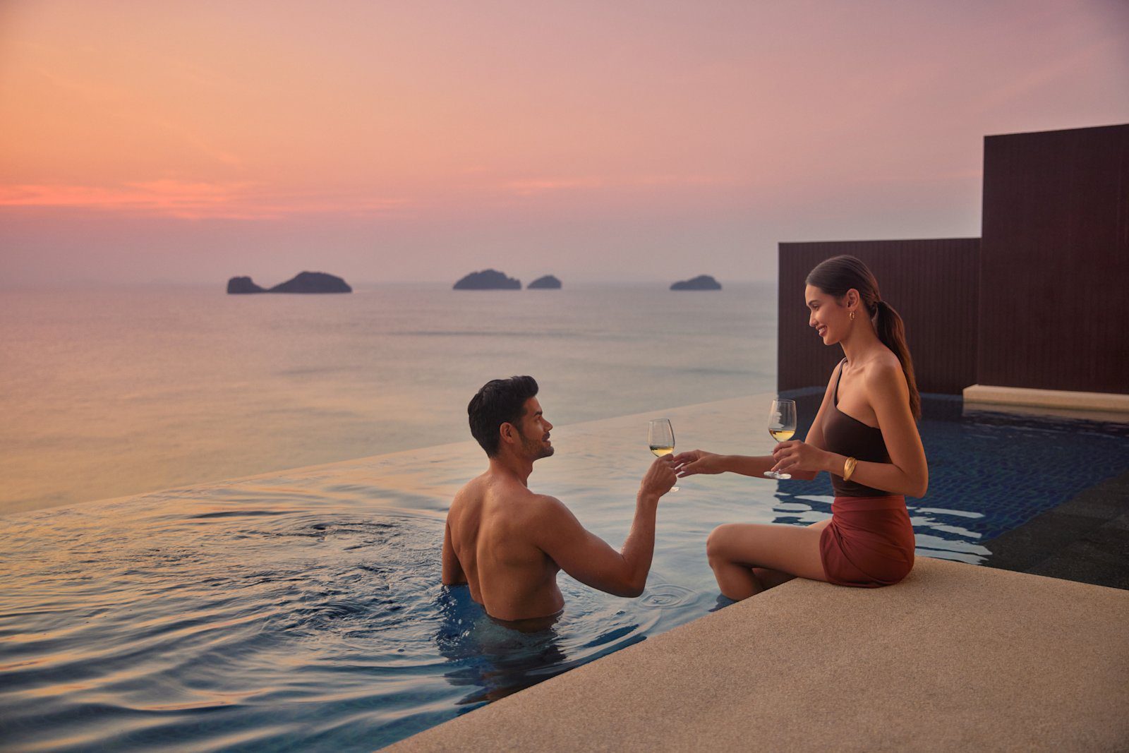 Ocean View Pool Villa 私人泳池的日落時光