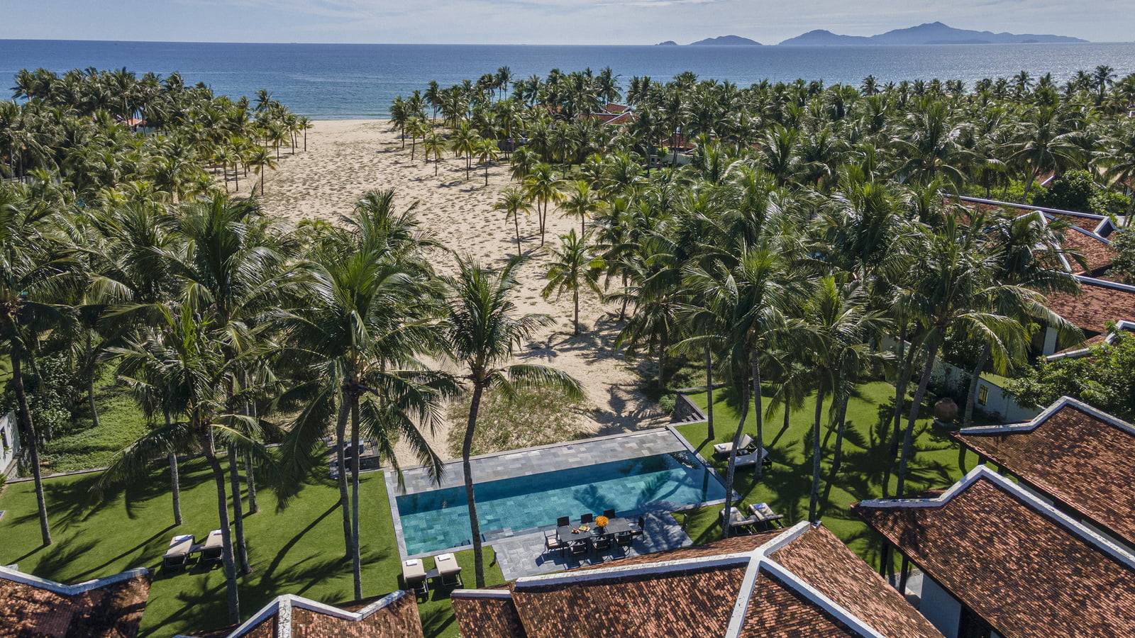 Four Seasons The Nam Hai 空拍：椰林中的別墅群、泳池與河美海灘