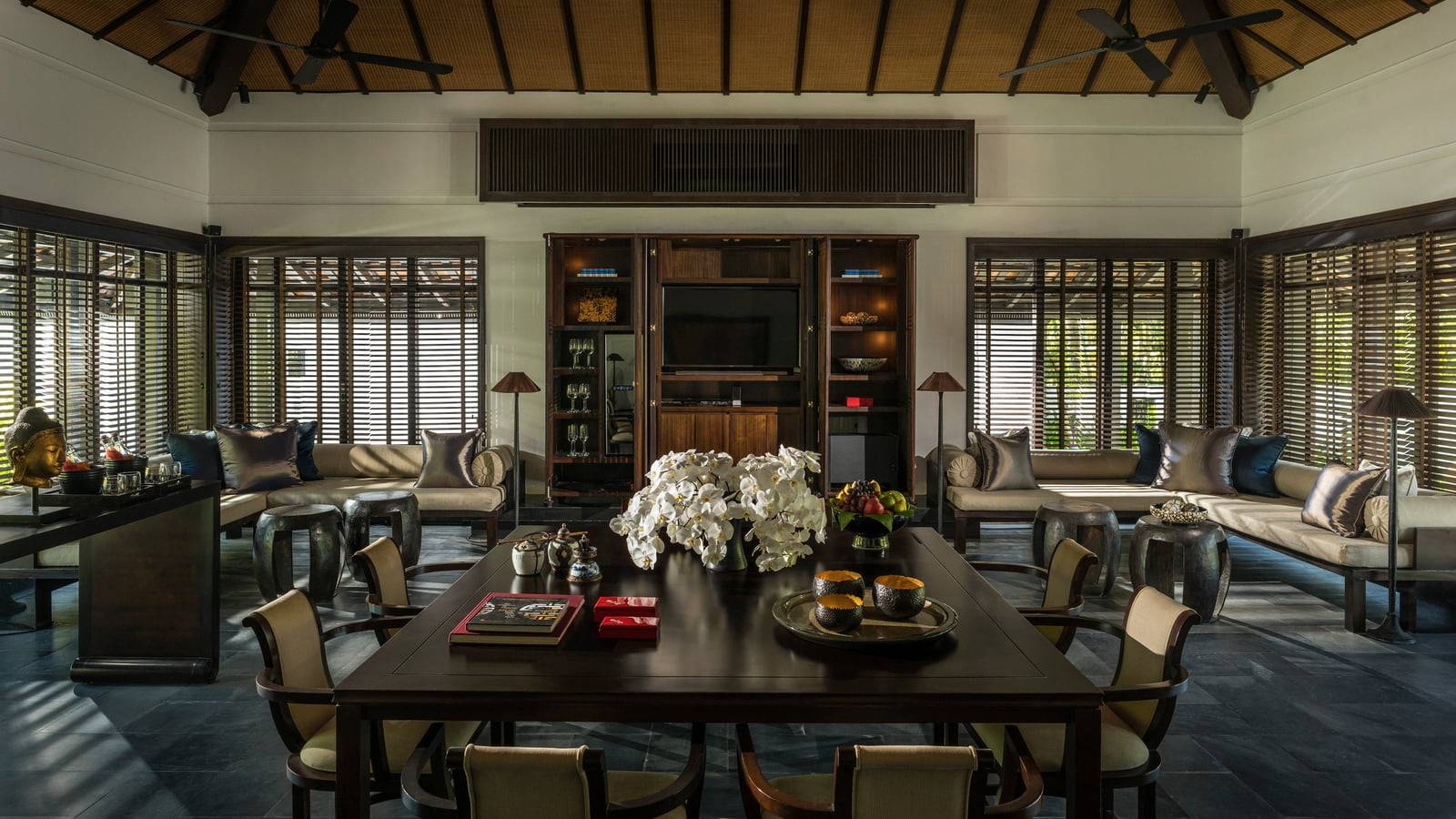 Four Seasons The Nam Hai 別墅內的長桌餐廳與鮮花佈置