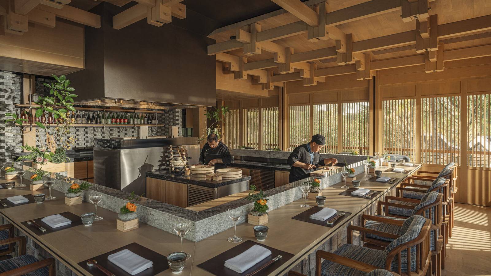 會安南海四季度假酒店 NAYUU 餐廳木造吧檯與廚師備餐