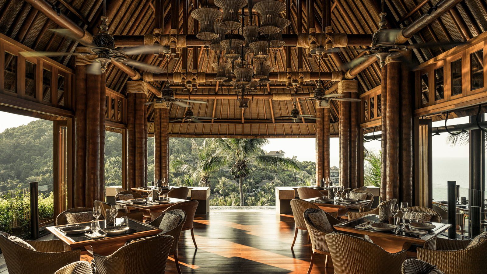 KOH Thai Kitchen 望向海灣的用餐空間
