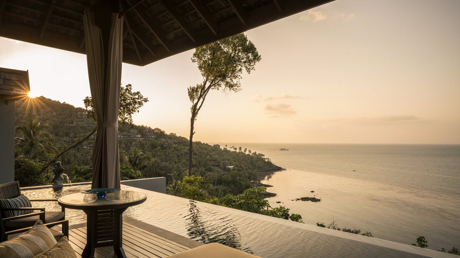 Serenity Pool Villa 的私人無邊際泳池與日光甲板