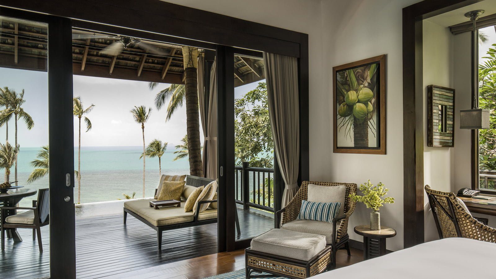 Oceanfront Pool Villa 的臥室與海灘動線
