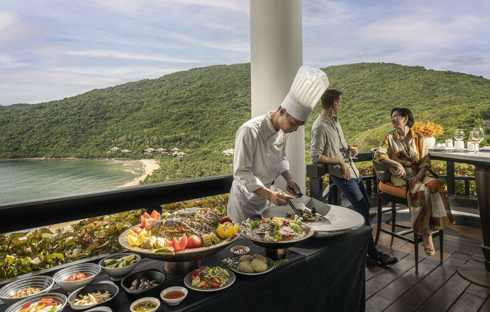 InterContinental Danang 全日餐廳的現做餐檯與望海露台座位