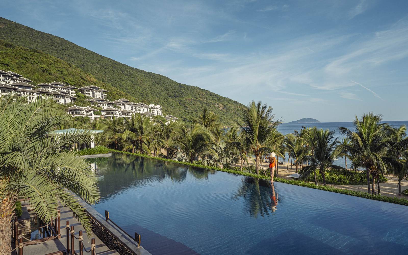 InterContinental Danang 戶外長泳池、椰林與白北灣