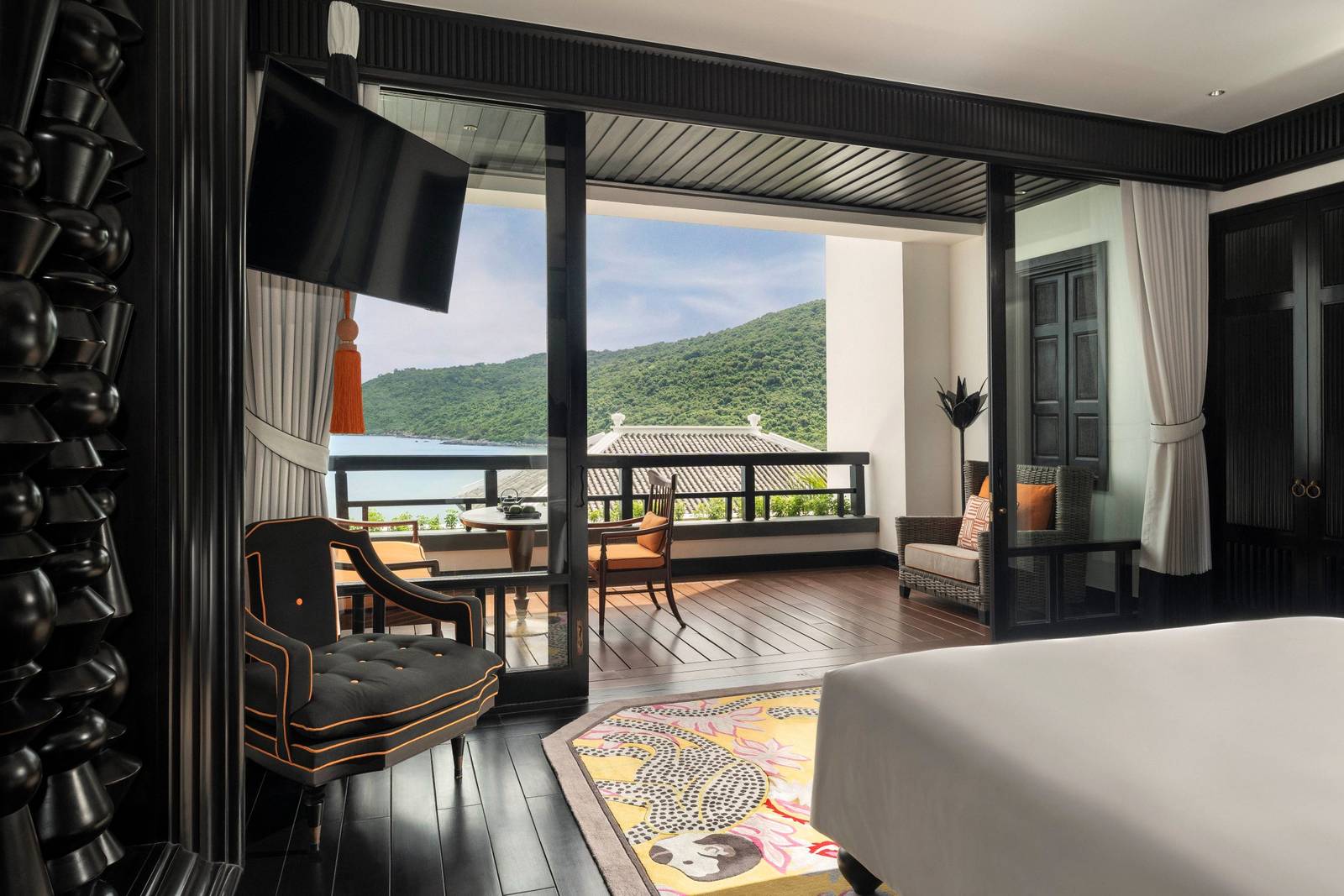 InterContinental Danang 客房的大床、木格柵陽台與海景
